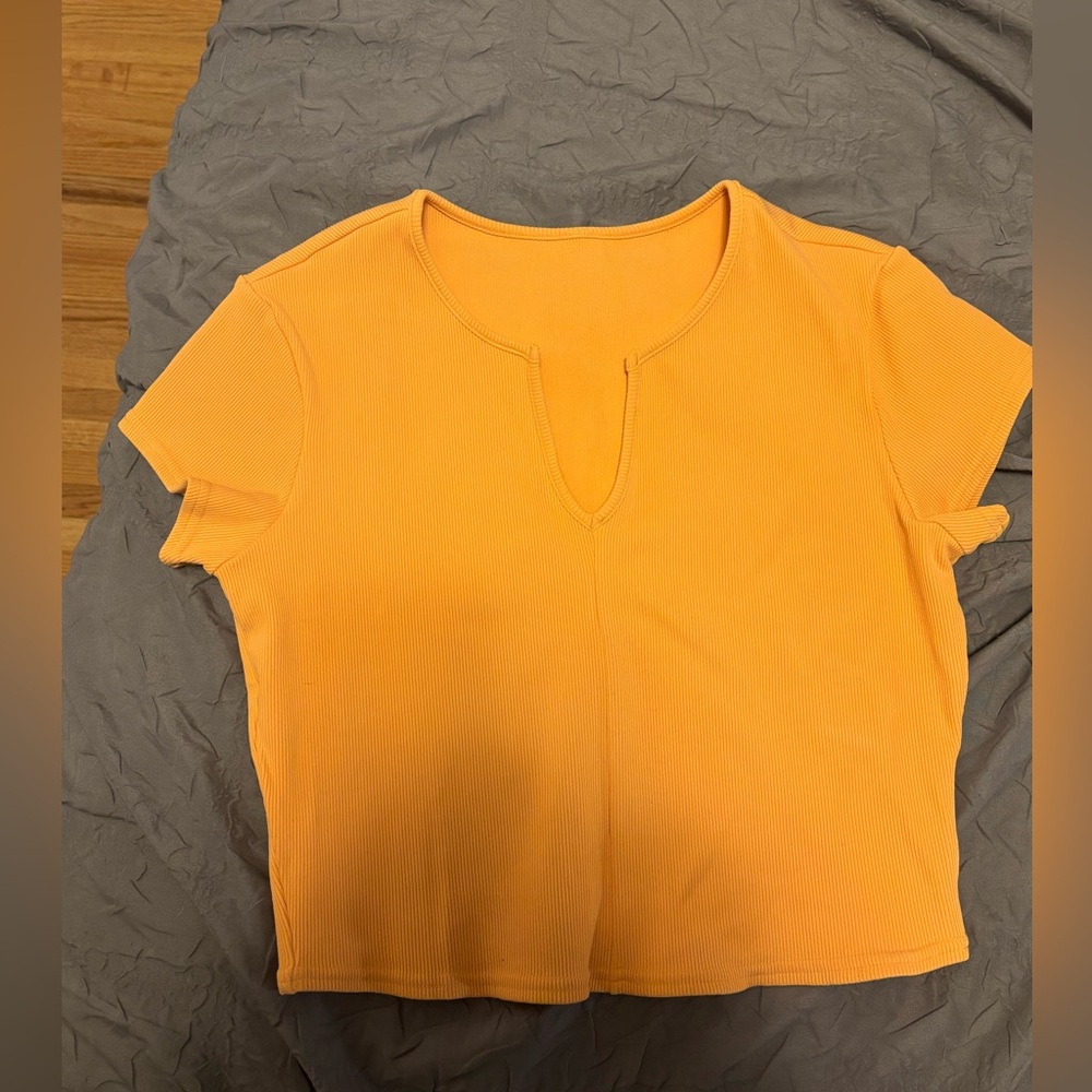 Alo yoga tee